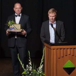 Þorvaldur Tolli Ásgeirsson tekur við viðurkenningu