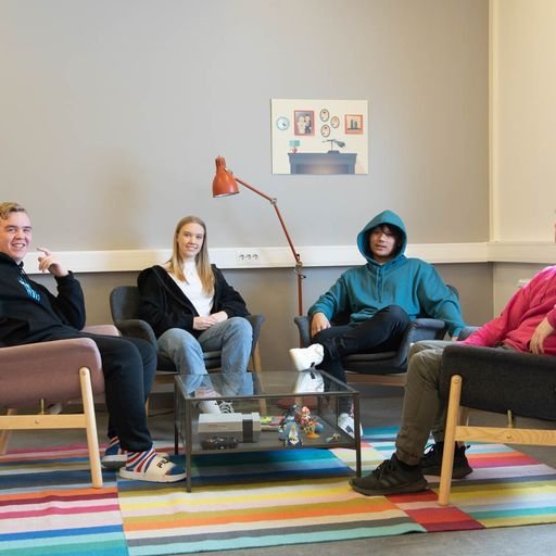 Nemendur MÁ láta fara vel um sig í skólastofunum.