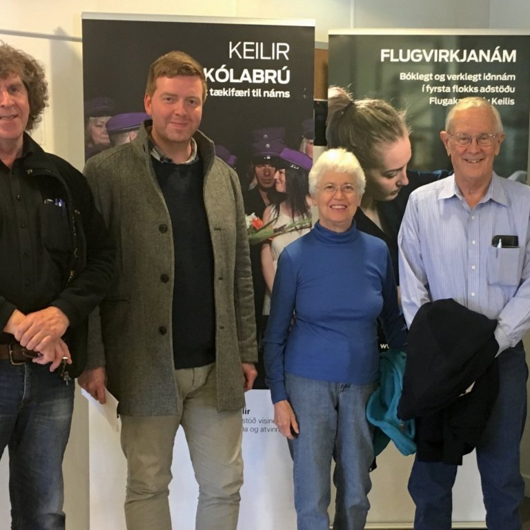 Feðgarnir Örlygur Hnefill eldri og yngri, Dorothy Duke, Charlie Duke og Hjálmar Árnason, framkvæmdas…