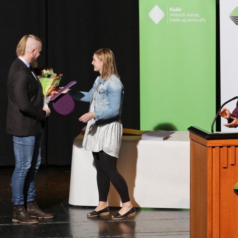 Daði Rúnar Jónsson fékk viðurkenningu sem fimmtánhundruðasti nemandi Háskólabrúar við útskrift skóla&hellip;