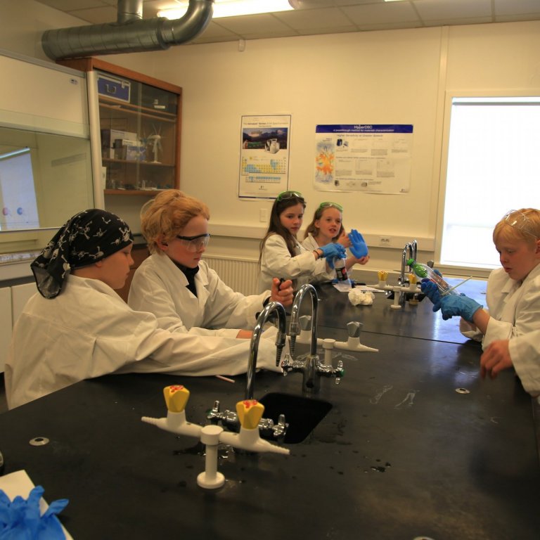 Ánægðir þátttakendur í tækni- og vísindasmiðju