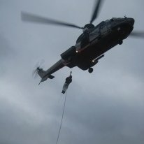 Dulbúinn sjúklingur hífður í þyrlu Landhelgisgæslunnar