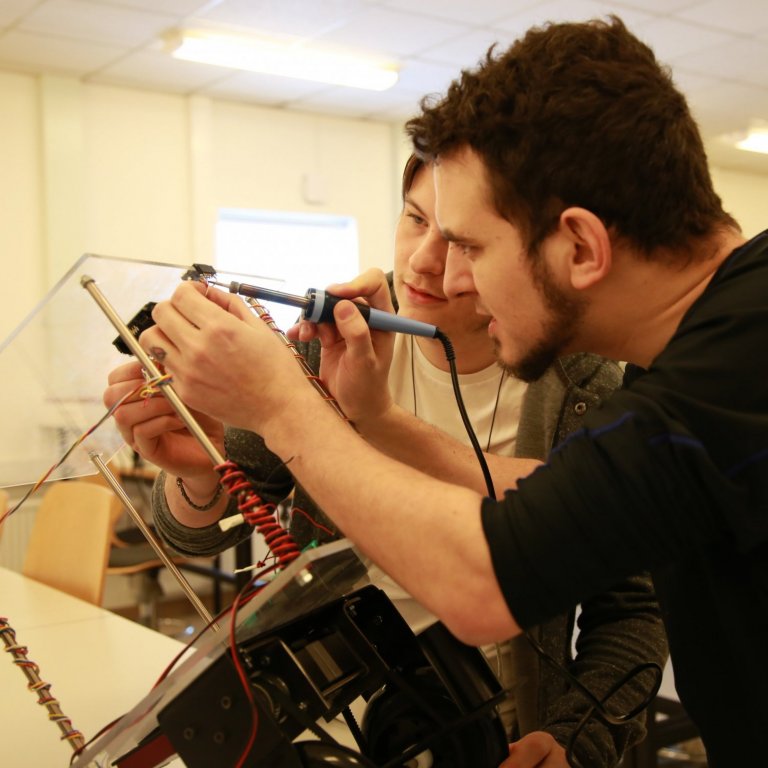 Upphaf kennslu í tæknifræði