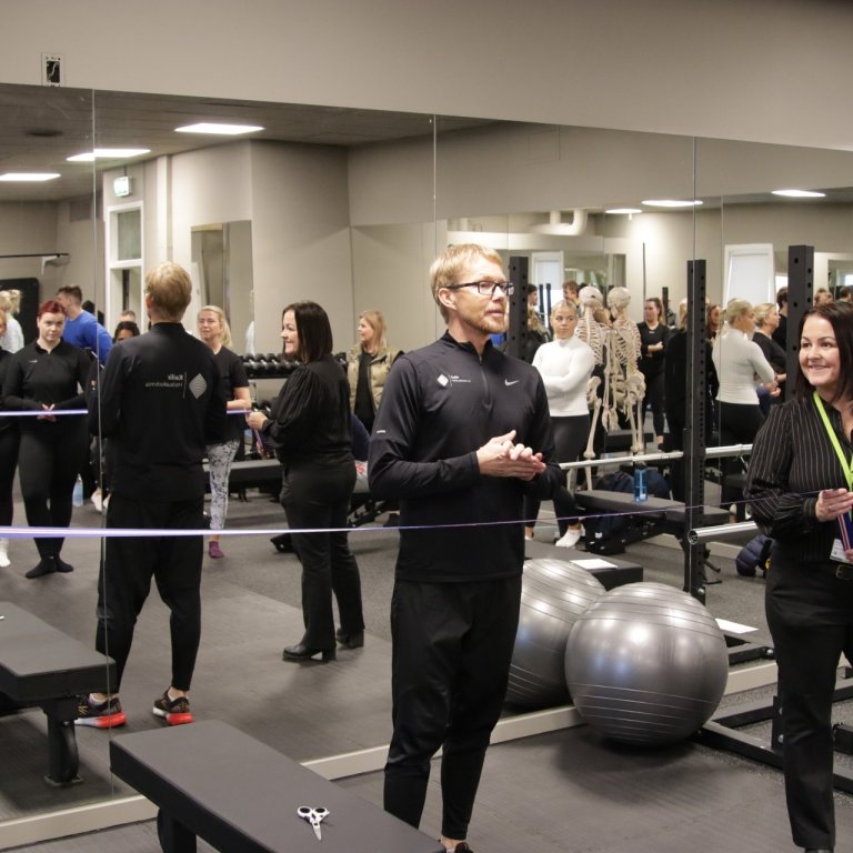 Starfsfólk Heilsuakademíunnar opinbera nafnið á salnum.