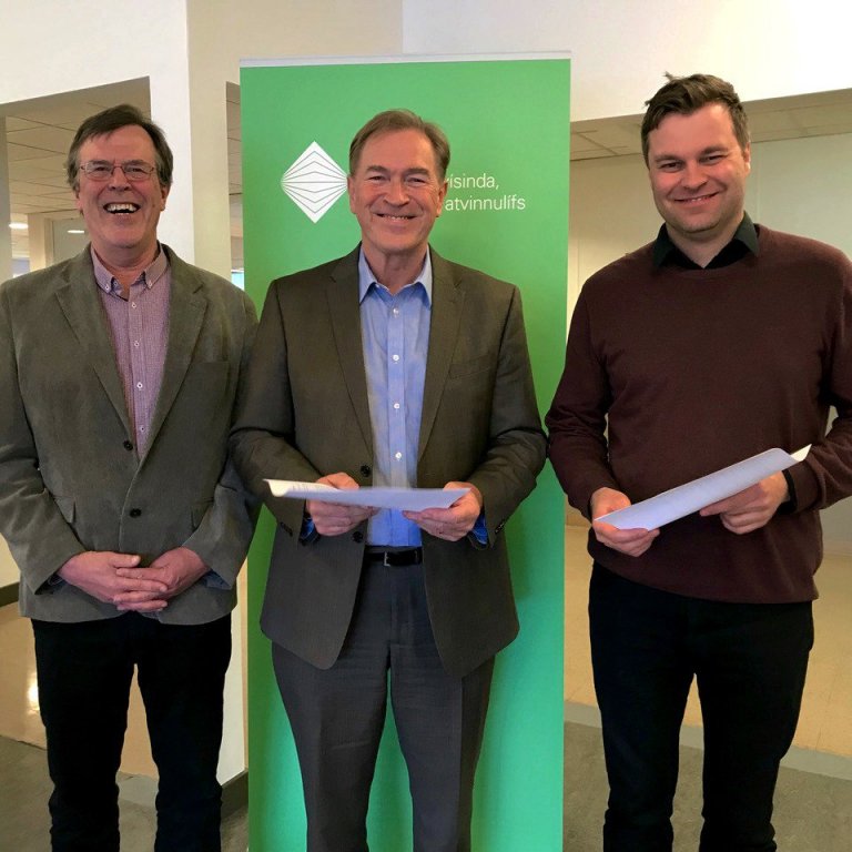 Kampakátir að lokinni undirritun