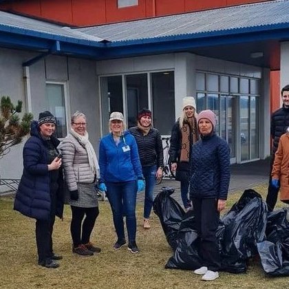 Starfsfólk Keilis plokkar á Ásbrú